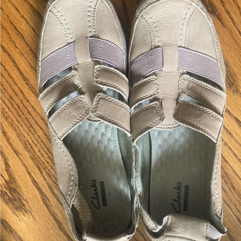 Women’s sz 10 Clark’s slip-ons